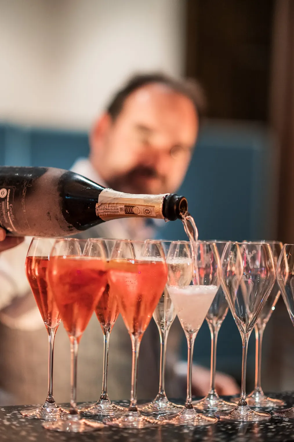Aperitif wird in Gläser eingeschenkt