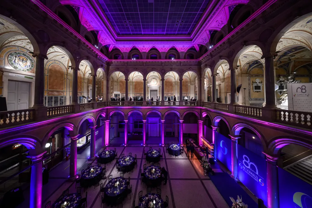Die historische Säulenhalle des MAK in violettem und blauem Licht