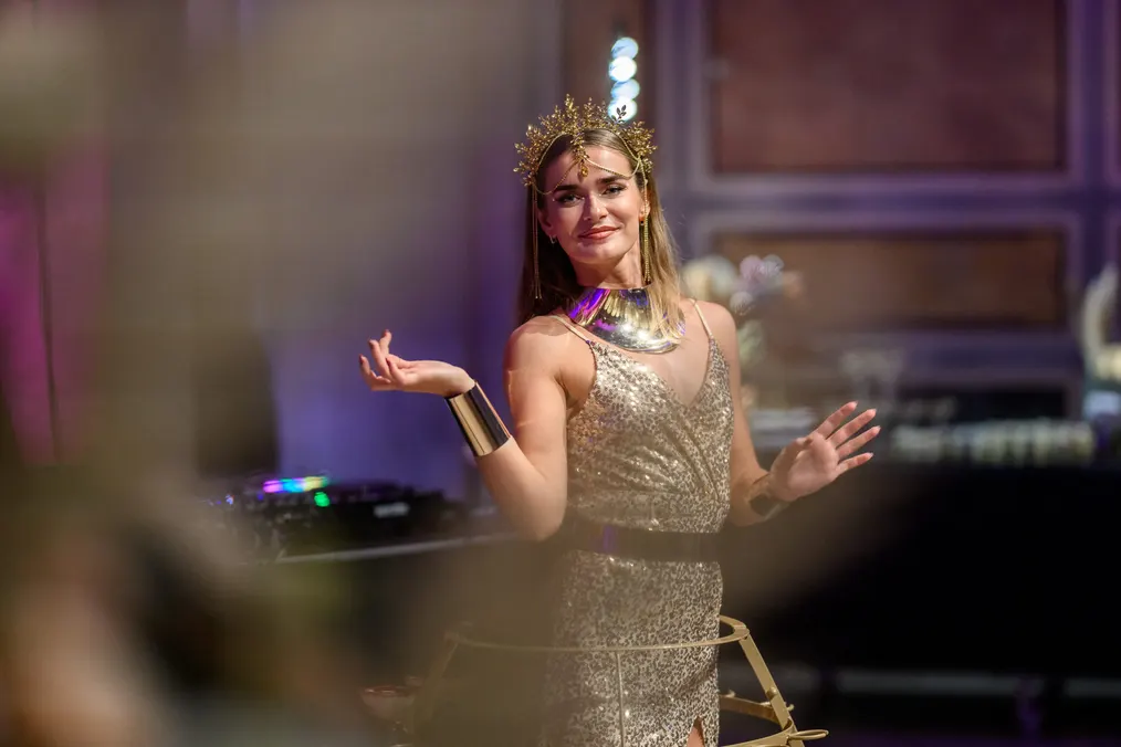 Showact im goldenen Kleid mit Krone begrüßt die Gäste