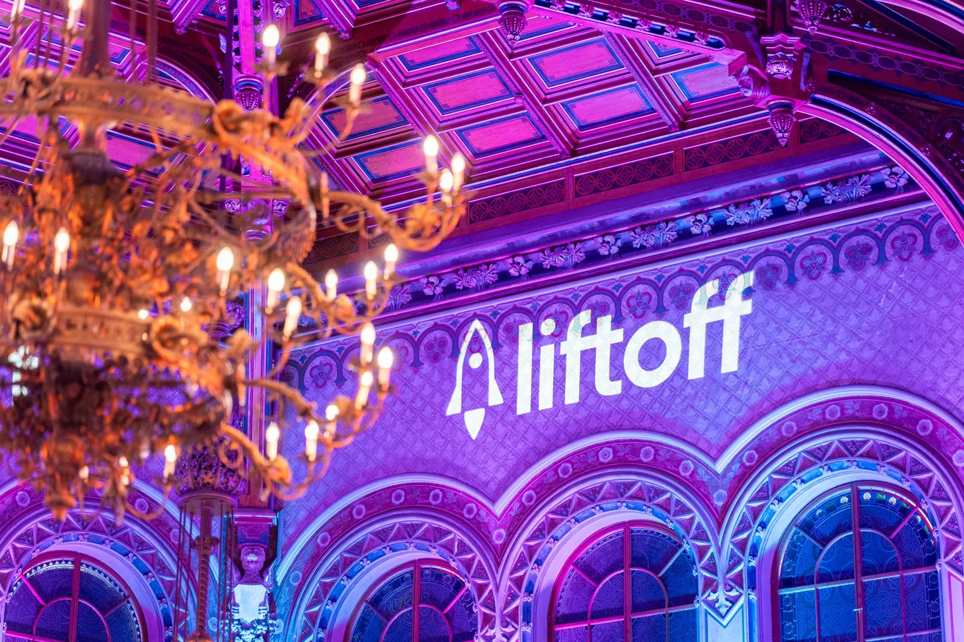 Prunkvoller Saal mit Kronleuchter und violett beleuchtetem Liftoff Logo während eines Incentive Abends