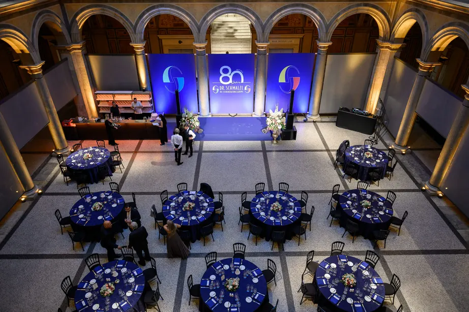 Blick von oben auf die Säulenhalle im MAK mit blau gedeckten Tafeln und der Jubiläumsbühne